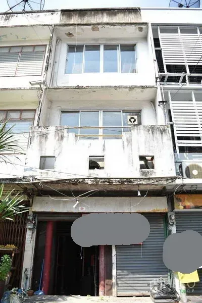 店屋 出租在Khlong Toei, Bangkok - 四层店屋外立面，带阳台与卷帘门，老旧立面