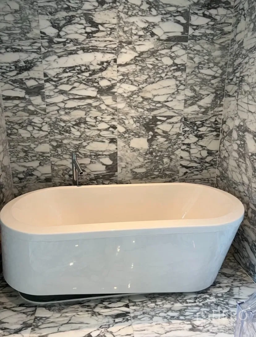 公寓 出租或出售在Watthana, Bangkok - 大理石墙地面上的独立浴缸。