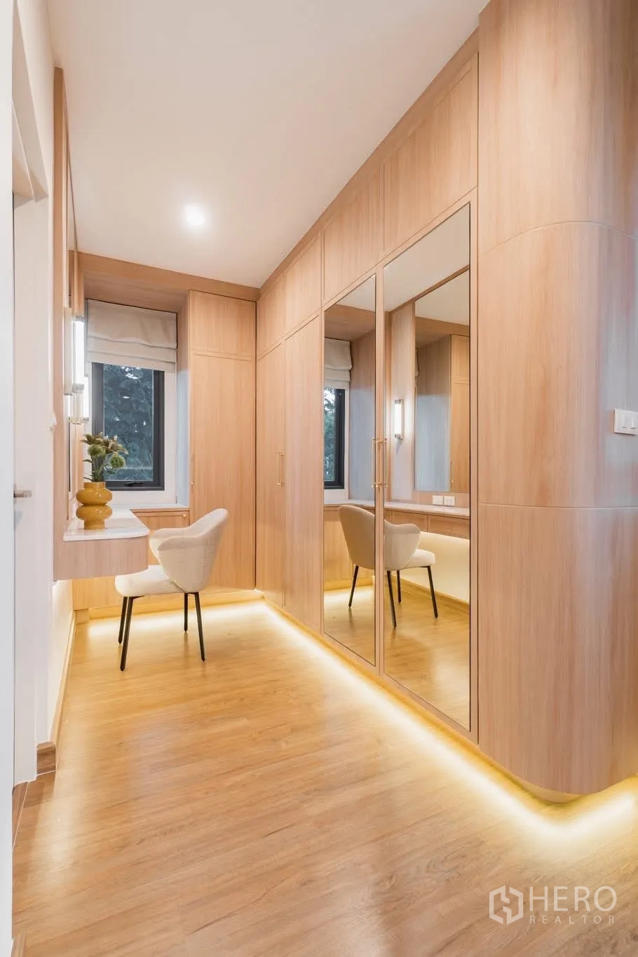 บ้าน ให้เช่าหรือขายในPrawet, Bangkok - อีกมุมของห้องแต่งตัวสว่าง ตู้บิวท์อินและเก้าอี้