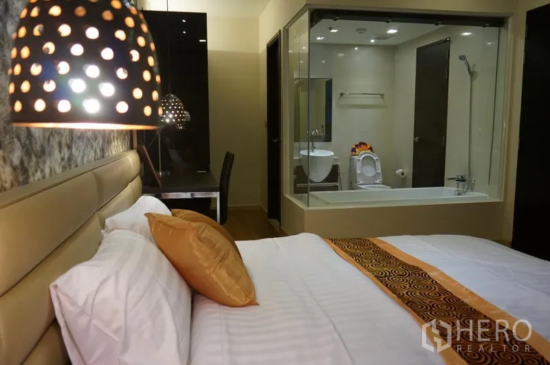 คอนโด ให้เช่าในWatthana, Bangkok - ห้องน้ำในตัวผนังกระจก มีอ่างอาบน้ำ ฝักบัว และสุขภัณฑ์สมัยใหม่มองเห็นจากห้องนอน