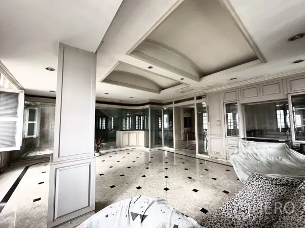 สำนักงานที่บ้าน ให้เช่าในHuai Khwang, Bangkok - เลานจ์เปิดโล่ง ฝ้าเล่นระดับ ผนังกระจกกั้นห้อง และหน้าต่างบานใหญ่