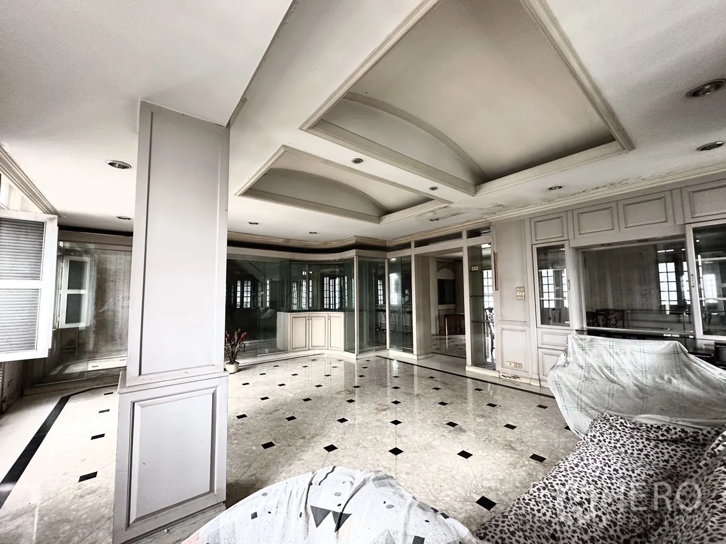 สำนักงานที่บ้าน ให้เช่าในHuai Khwang, Bangkok - เลานจ์เปิดโล่ง ฝ้าเล่นระดับ ผนังกระจกกั้นห้อง และหน้าต่างบานใหญ่