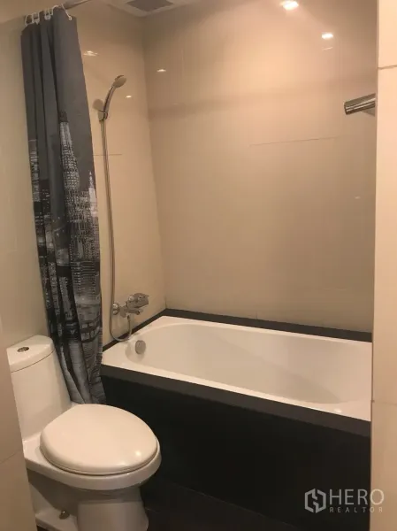 คอนโด ให้เช่าในKhlong Toei, Bangkok - ห้องน้ำพร้อมอ่างอาบน้ำ ฝักบัวมือถือ และผนังปูกระเบื้อง