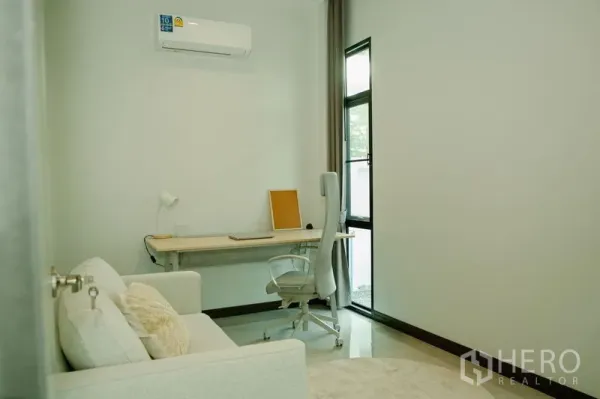 บ้าน ขายในPhra Pradaeng, Samut Prakan - ห้องทำงานมินิมอลพร้อมโต๊ะ เก้าอี้ทำงาน และโซฟาขนาดเล็ก ใต้เพดานสูง