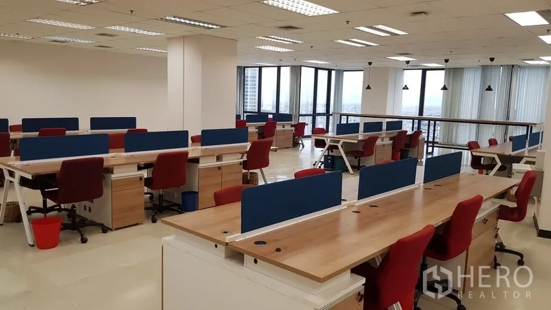 办公空间 出租在Din Daeng, Bangkok - 宽景视角的联合办公式工位，紧邻转角大窗与城市景观。