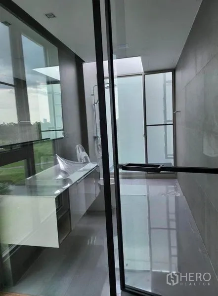 บ้าน ให้เช่าในSaphan Sung, Bangkok - ห้องน้ำสมัยใหม่ ผนังกระจกสูงจรดเพดาน ฉากกั้นกระจก และเคาน์เตอร์ยาว