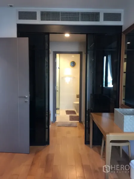 คอนโด ให้เช่าในKhlong Toei, Bangkok - โถงจากห้องนอนไปยังห้องน้ำ กั้นด้วยกระจก ดีไซน์โมเดิร์น