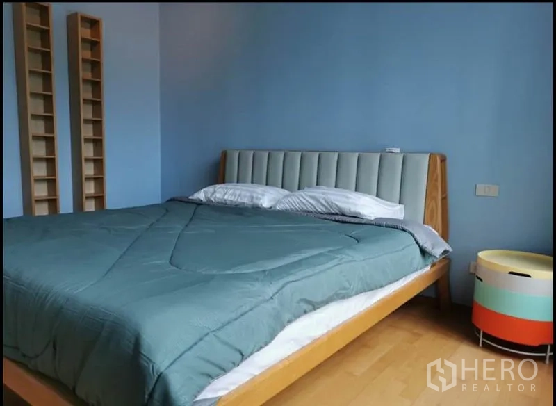 คอนโด ให้เช่าในKhlong Toei, Bangkok - มุมใกล้ของห้องนอน เตียงโครงไม้และหัวเตียงบุผ้า