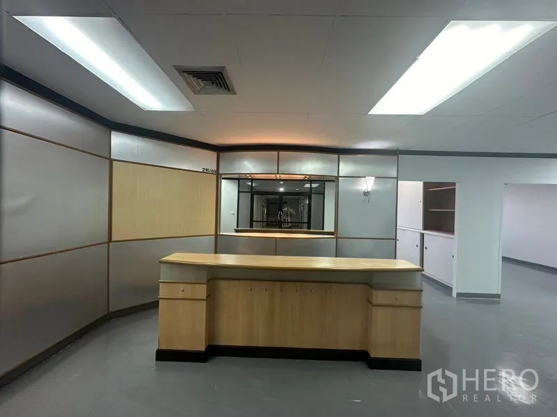 สำนักงาน ให้เช่าในYan Nawa, Bangkok - โซนต้อนรับมีเคาน์เตอร์โค้ง ผนังแผงลามิเนต และไฟเพดาน