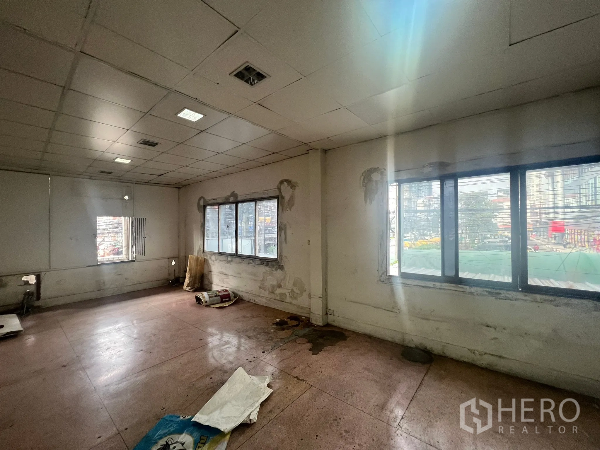 店屋 出租在Watthana, Bangkok - 楼上临窗空间，吊顶板与城市景观一览。