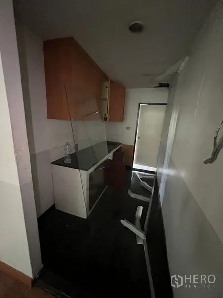 店屋 出租在Huai Khwang, Bangkok - 狭长茶水间，带吊柜与操作台。