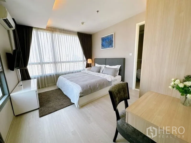 คอนโด ให้เช่าในWatthana, Bangkok - ห้องนอนสว่างด้วยหน้าต่างบานใหญ่ มีโต๊ะทำงานและประตูเข้าสู่ห้องน้ำ