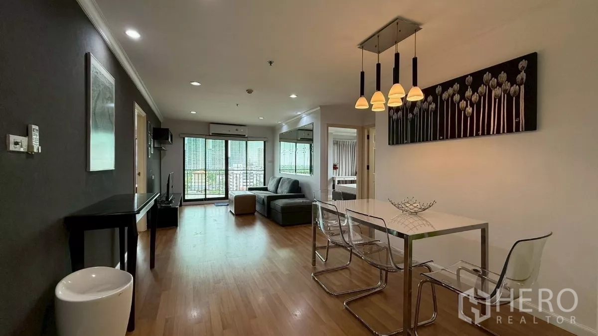 คอนโด ขายในYan Nawa, Bangkok - ห้องนั่งเล่นและรับประทานอาหารแบบโอเพ่นสเปซ พื้นไม้ และประตูสไลด์ออกสู่ระเบียง