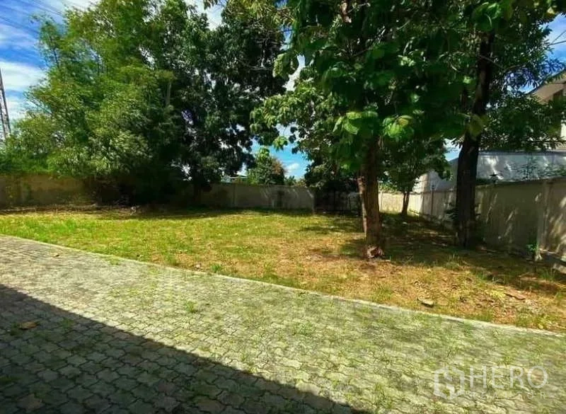 独立式住宅 出售在Prawet, Bangkok - 大花园草地与成熟树木，铺砖车道