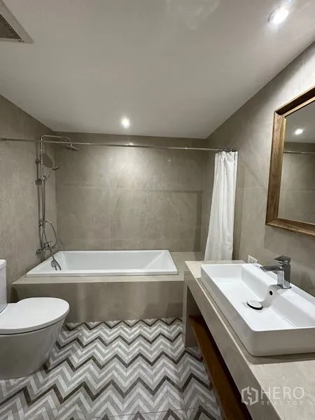 คอนโด ให้เช่าในKhlong Toei, Bangkok - ห้องน้ำที่สองพร้อมอ่างอาบน้ำ อ่างล้างหน้า โถสุขภัณฑ์ และพื้นลายก้างปลา