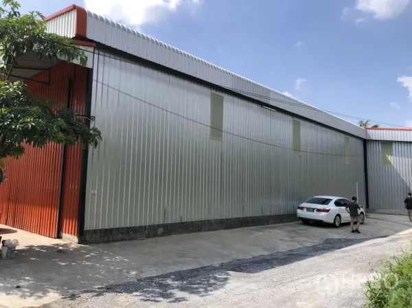 คลังสินค้า ให้เช่าในBang Kruai, Nonthaburi - ด้านข้างอาคารคลังสินค้าแผ่นเมทัลชีท พร้อมทางเข้าบริการ