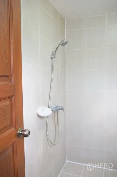 Condominium for rent in Pathum Wan, Bangkok - Tiled bathroom with wall-mounted handheld shower
