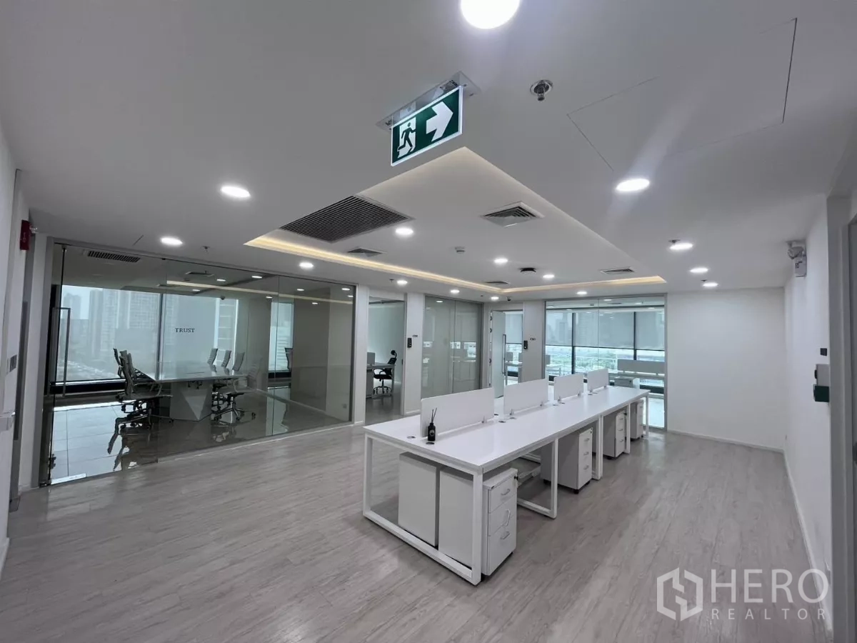 办公空间 for rent in Din Daeng, Bangkok - 开放式办公区，长条工位，玻璃会议室与大窗户，享城市景观。
