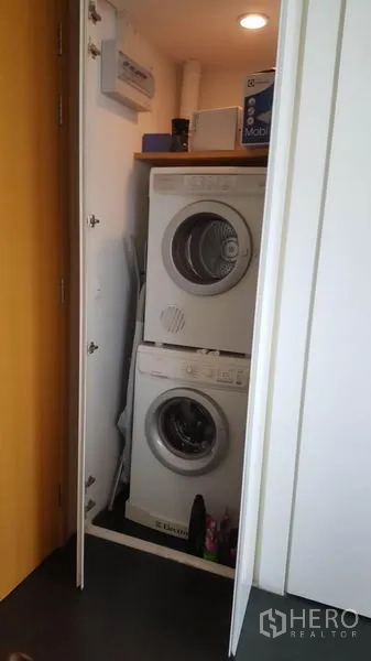 คอนโด ให้เช่าในWatthana, Bangkok - ตู้ซ่อนเครื่องซักผ้าและเครื่องอบผ้าแบบวางซ้อนภายในคอนโด
