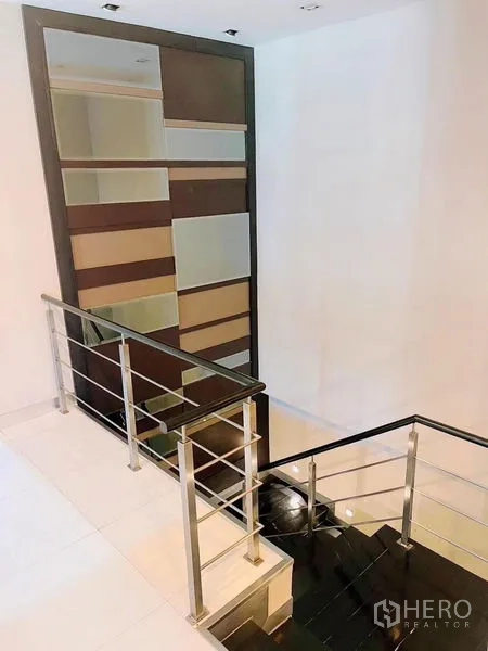 บ้าน ให้เช่าหรือขายในPrawet, Bangkok - โถงบันไดราวสแตนเลส พร้อมผนังตกแต่งชั้นวางของ.