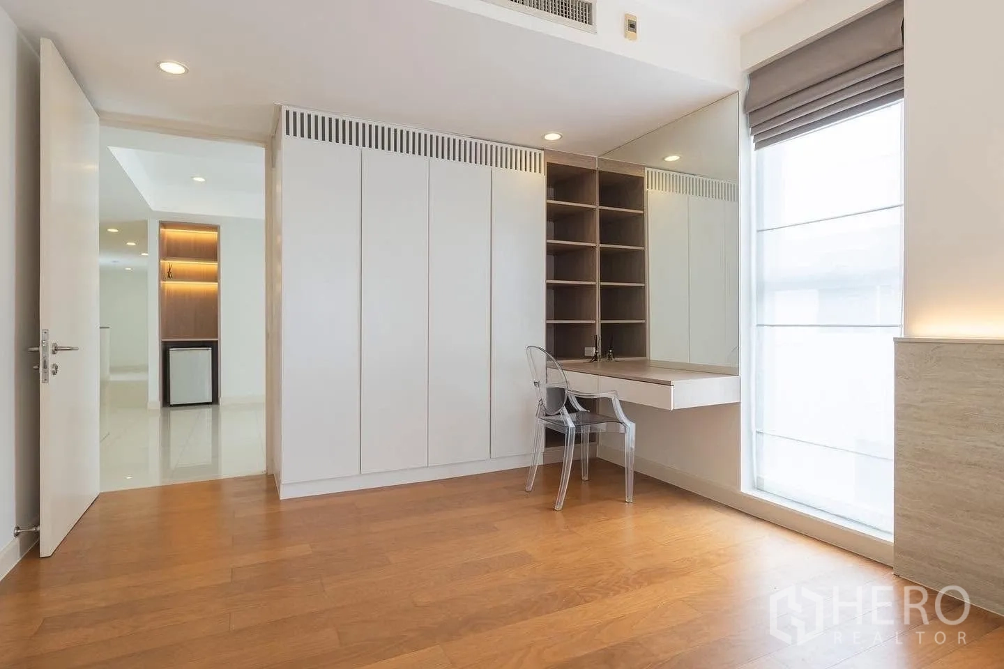独栋房屋 for rent in Saphan Sung, Bangkok - 卧室一角，内置衣柜、梳妆台与木地板。