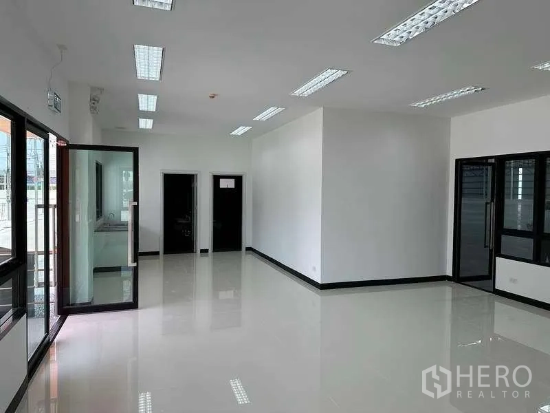 โรงงาน ให้เช่าในBang Phli, Samut Prakan - พื้นที่สำนักงานอีกส่วน พร้อมประตูกระจกและห้องแบ่งย่อย