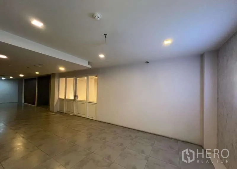 พื้นที่ขายปลีก ให้เช่า - โถงอาคารด้านหน้าพื้นที่ พื้นกระเบื้องและไฟฝังฝ้า