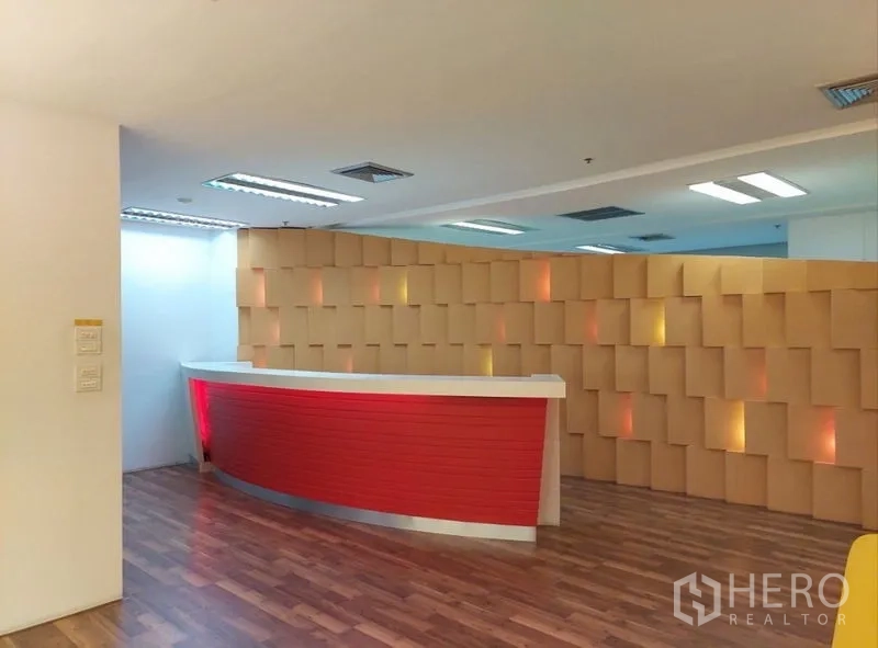สำนักงาน ให้เช่าในChatuchak, Bangkok - พื้นที่ต้อนรับหน้าออฟฟิศ เคาน์เตอร์สีแดงคู่ผนังลวดลายในบรรยากาศร่วมสมัย