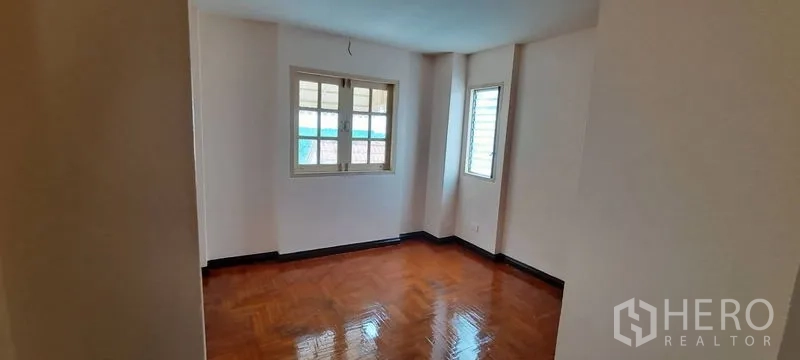 บ้าน ให้เช่าในMin Buri, Bangkok - ห้องรับแสงธรรมชาติ หน้าต่างคู่ พื้นปาร์เกต์เงางาม