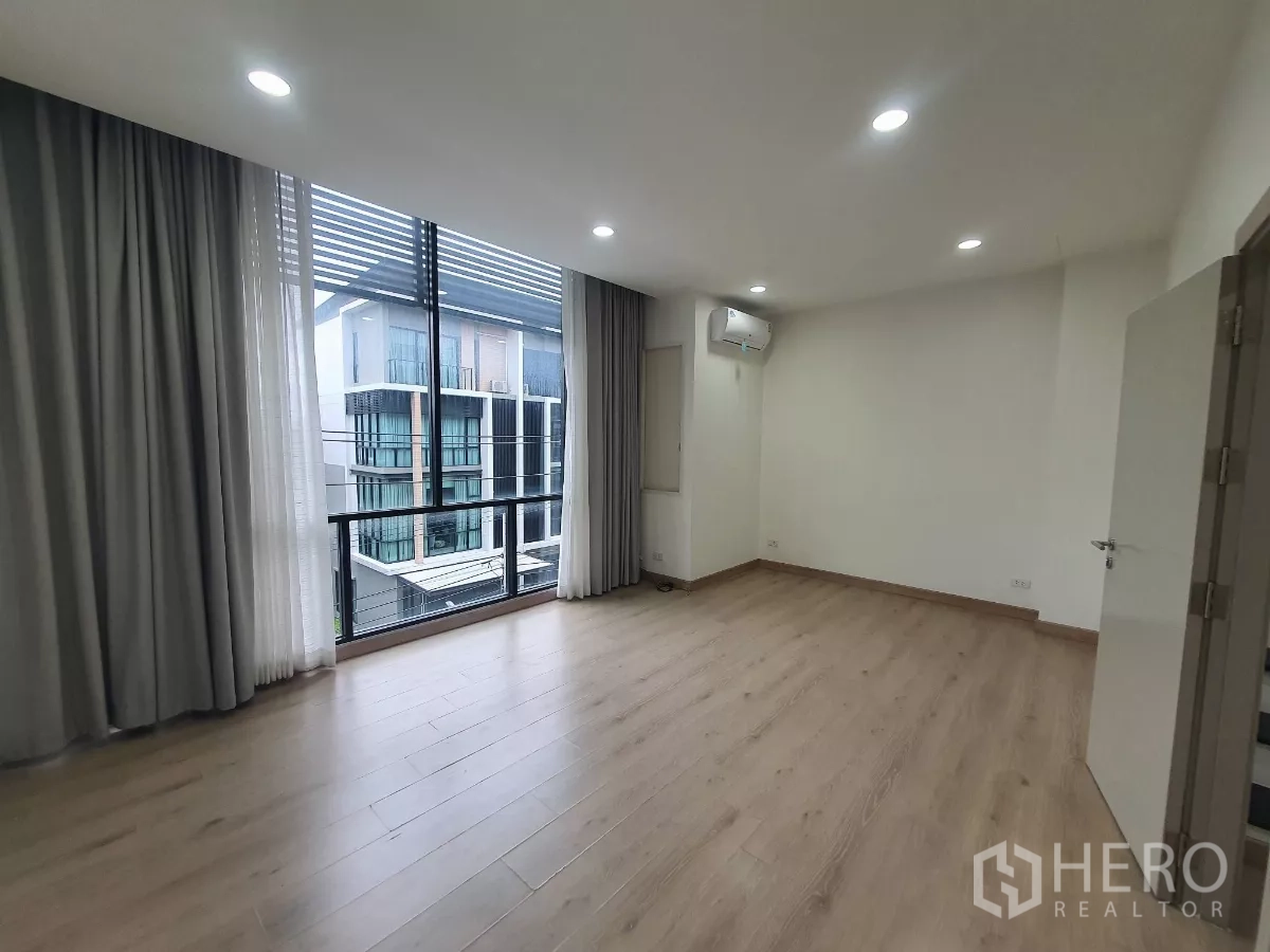 สำนักงานที่บ้าน ให้เช่าในLat Phrao, Bangkok - ห้องนอนสว่าง กระจกเต็มบานพร้อมระเบียง มองเห็นวิวโครงการ