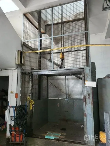 工厂 出售在Bang Khun Thian, Bangkok - 笼式货运电梯特写，用于楼层间搬运