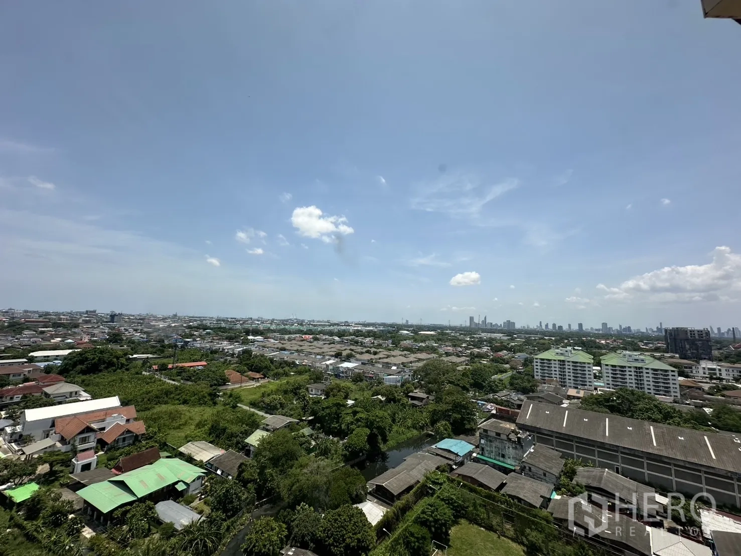 คอนโด ขายในBang Na, Bangkok - วิวชั้นสูงเหนือย่านบางนา เห็นพื้นที่สีเขียวและเส้นขอบฟ้า ใต้ท้องฟ้าสีฟ้า