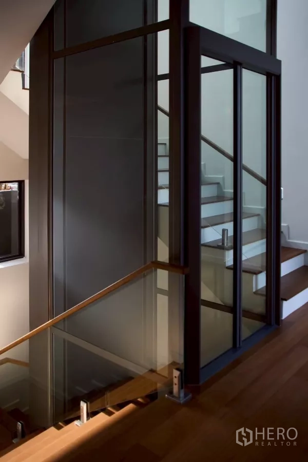 บ้าน ขายในLat Phrao, Bangkok - ลิฟต์ส่วนตัวบานกระจกข้างบันไดไม้ภายในบ้าน
