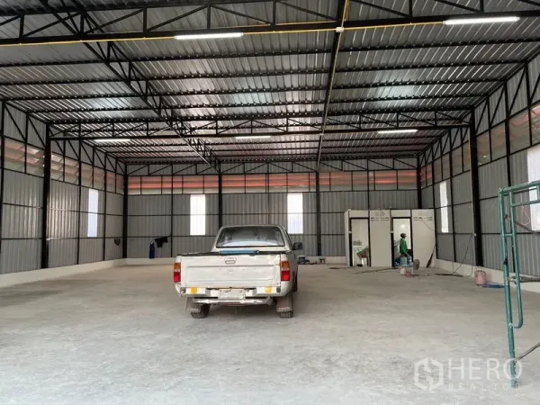 คลังสินค้า ให้เช่าในBueng Kum, Bangkok - ภายในโกดัง 300 ตร.ม. หลังคาทรัสเหล็กสูง พื้นคอนกรีต และไฟแสงสว่าง พร้อมรถกระบะจอดด้านใน