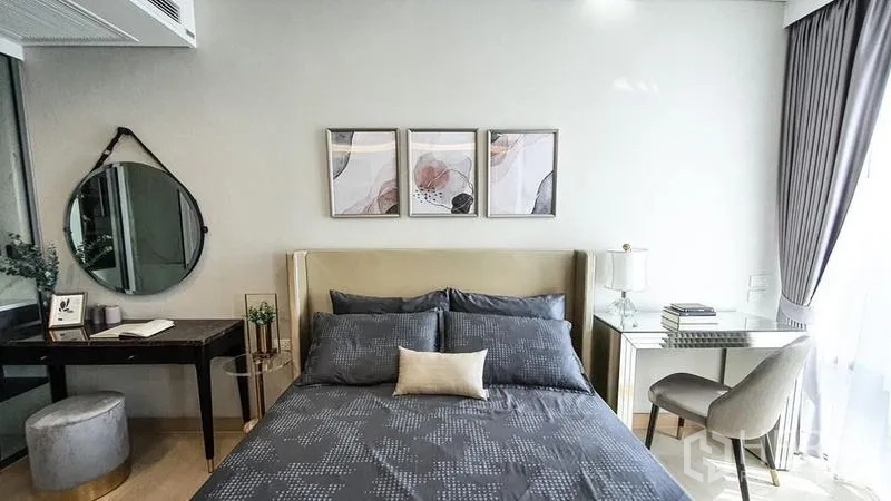 公寓 出售在Khlong Toei, Bangkok - 温馨卧室，软包床头、双床头柜与窗边书桌