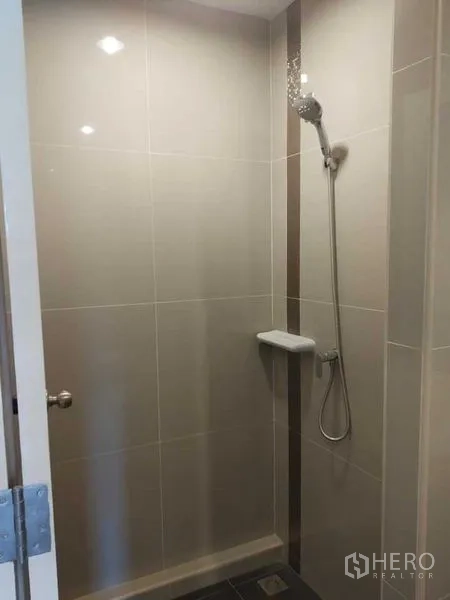 带办公室的家 出租在Prawet, Bangkok - 独立淋浴间，手持花洒与墙面瓷砖。