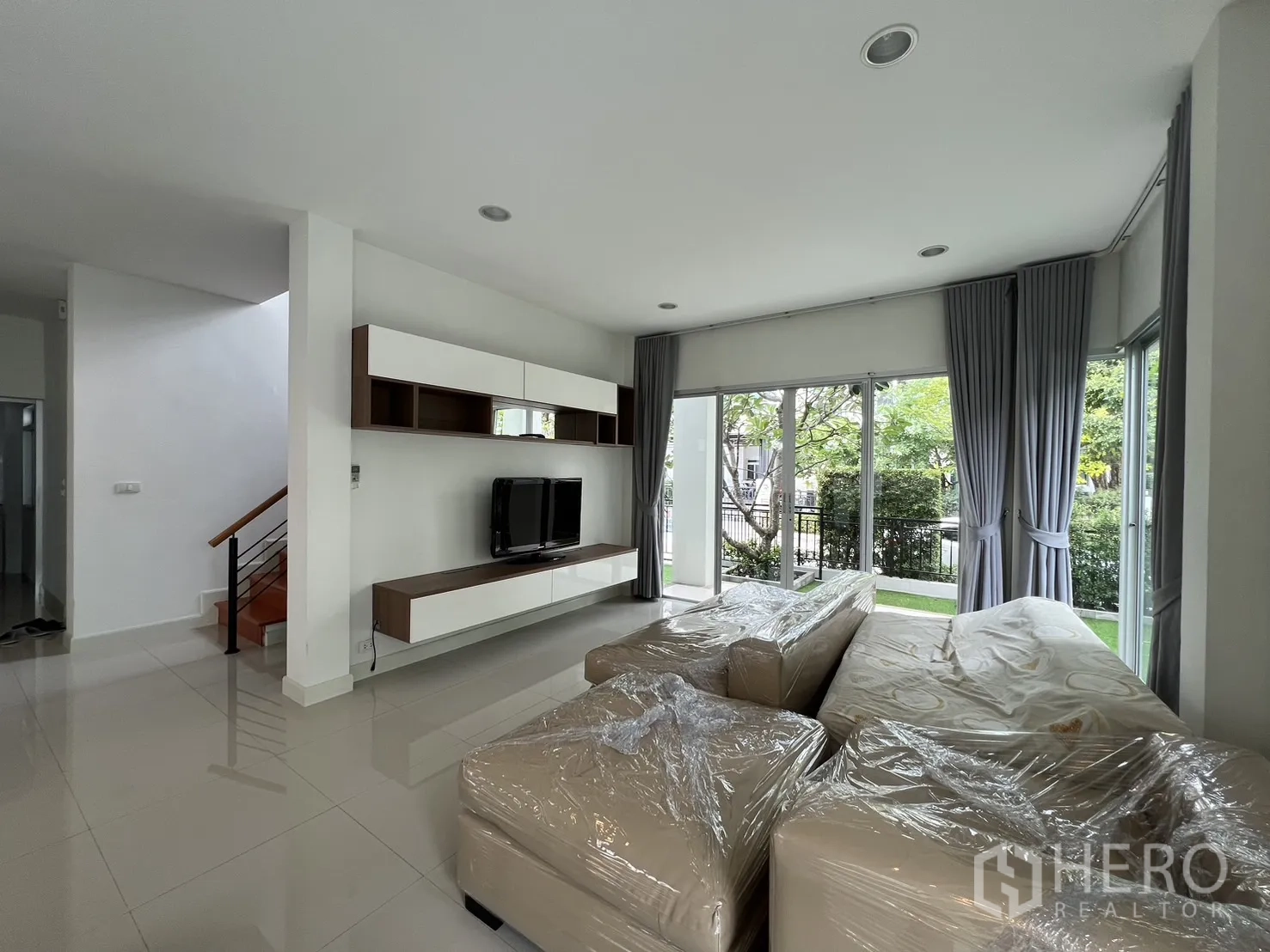 独立式住宅 出租在Saphan Sung, Bangkok - 客厅设有内置电视柜与包膜的转角沙发