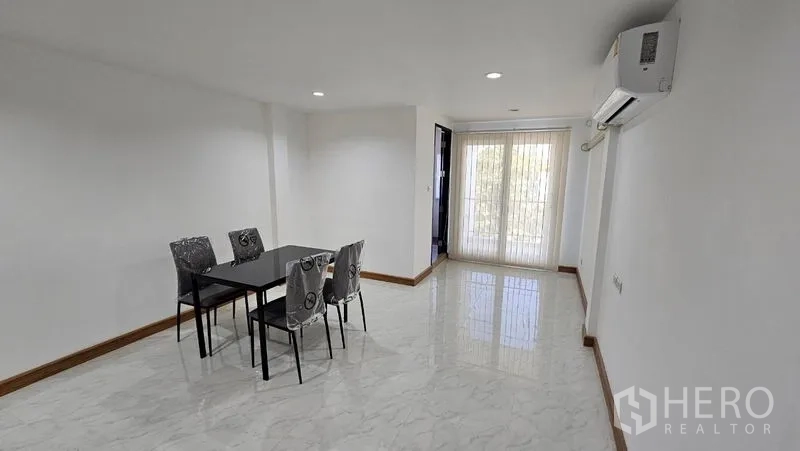 สำนักงานที่บ้าน ให้เช่าในBang Na, Bangkok - ห้องรับประทานอาหารสว่าง ประตูกระจกบานเลื่อนและเครื่องปรับอากาศ