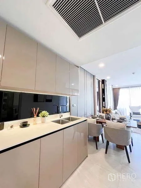 คอนโด ให้เช่าในWatthana, Bangkok - ครัวมินิมอล ตู้เงาวาว อ่างล้างจาน และเคาน์เตอร์หันสู่โซนทานข้าว