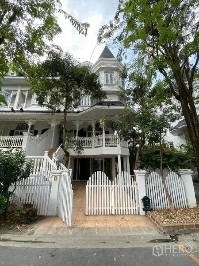 联排别墅 出租或出售在Mueang Samut Prakan, Samut Prakan - 树荫下的联排别墅大门与外立面。