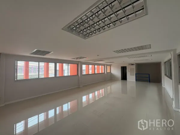 工厂 出租在Bang Phli, Samut Prakan - 夹层办公室采光充足，天花灯与整面窗墙。