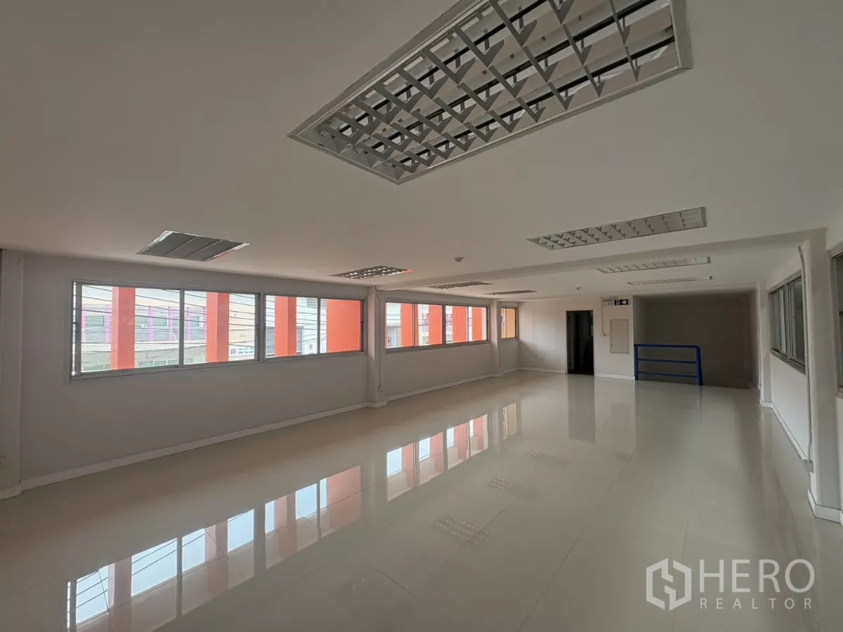 工厂 出租在Bang Phli, Samut Prakan - 夹层办公室采光充足，天花灯与整面窗墙。