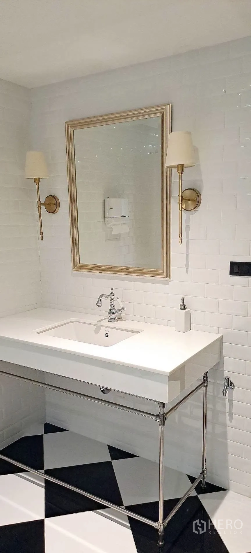 家庭办公室 for rent in Lat Phrao, Bangkok - 白色瓷砖盥洗室，配框镜与墙面灯。