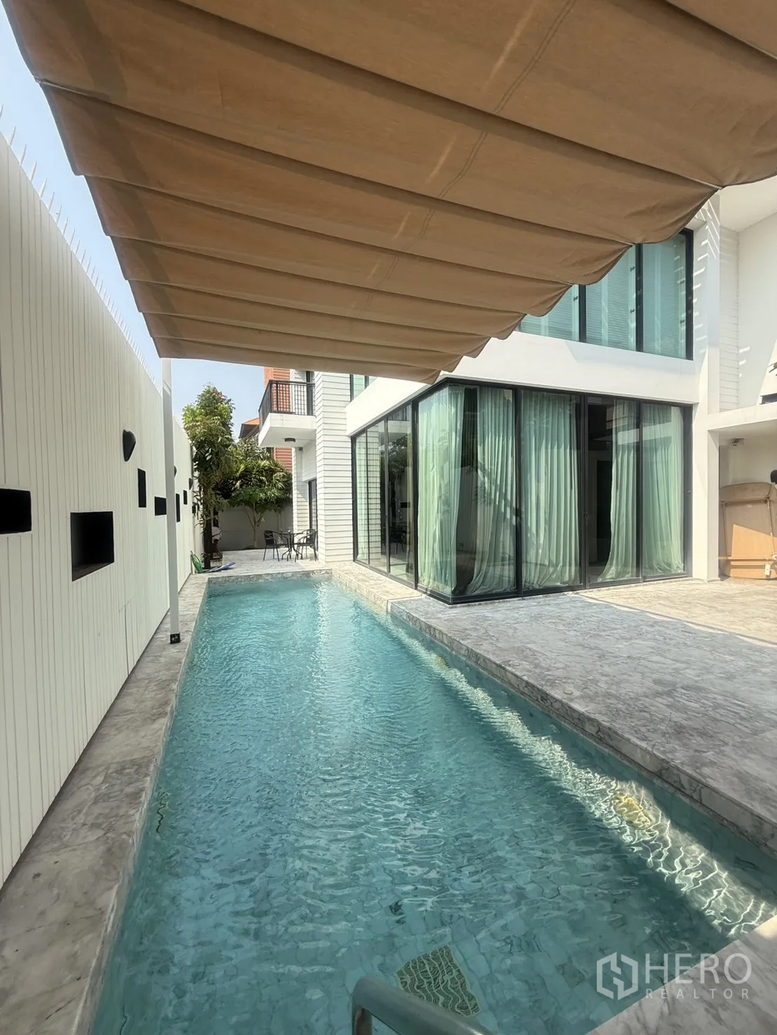 บ้านเดี่ยว for rent in Bang Kapi, Bangkok - สระว่ายน้ำส่วนตัวยาวข้างตัวบ้าน ใต้กันสาดผ้า