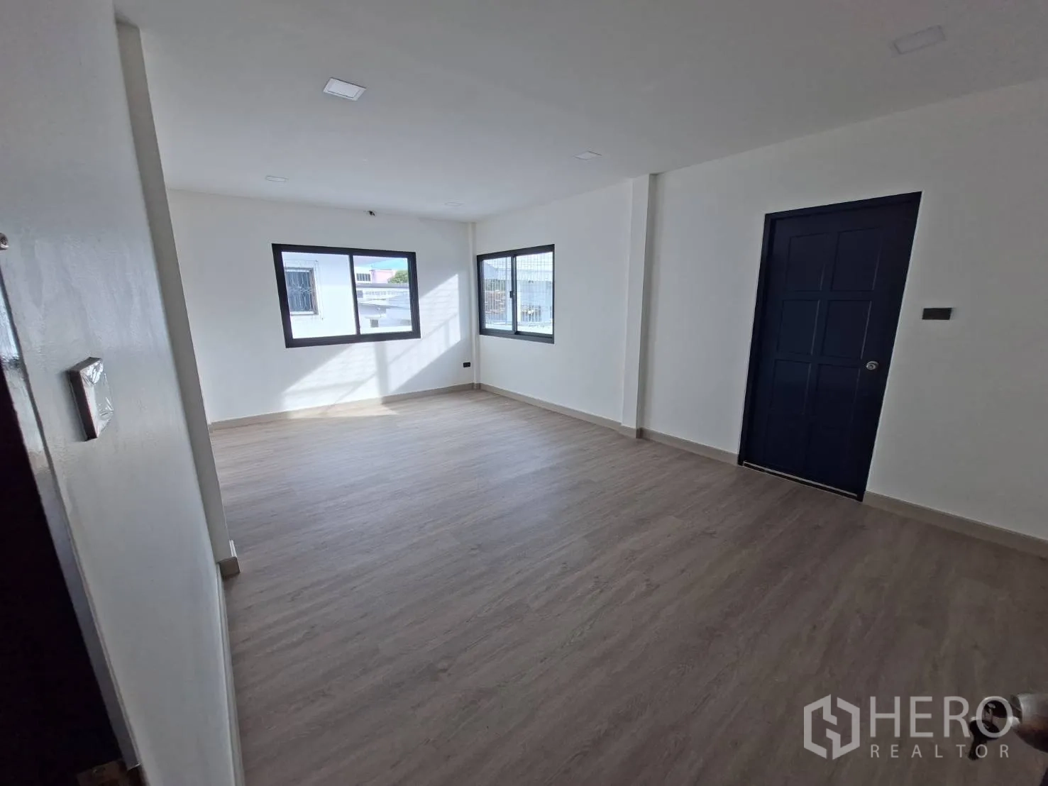 家庭办公室 for rent in Phra Khanong, Bangkok - 采光充足的卧室，木纹地面与两扇窗。