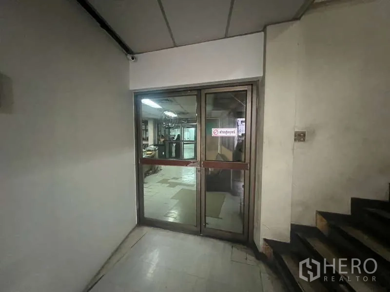 พื้นที่ขายปลีก ให้เช่าในKhlong Toei, Bangkok - โถงทางเข้า ประตูกระจกบานเลื่อนคู่ ข้างบันไดขึ้นอาคาร