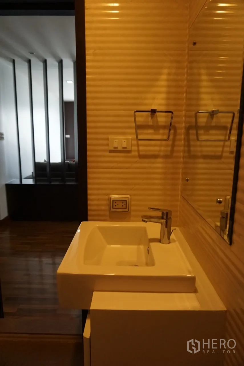 คอนโด ให้เช่าในWatthana, Bangkok - อ่างล้างหน้าแบบสี่เหลี่ยม กระจกบานใหญ่ ผนังลายเส้น มองเห็นฉากกั้นไม้ห้องนั่งเล่น