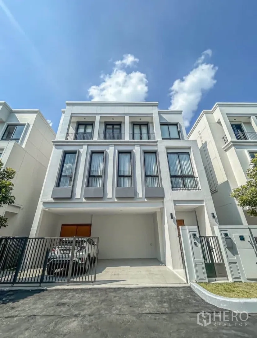 บ้านเดี่ยว for rent or sale in Lat Krabang, Bangkok - หน้าบ้านเดี่ยวสูง 3 ชั้นสไตล์ร่วมสมัย พร้อมที่จอดรถในรั้ว