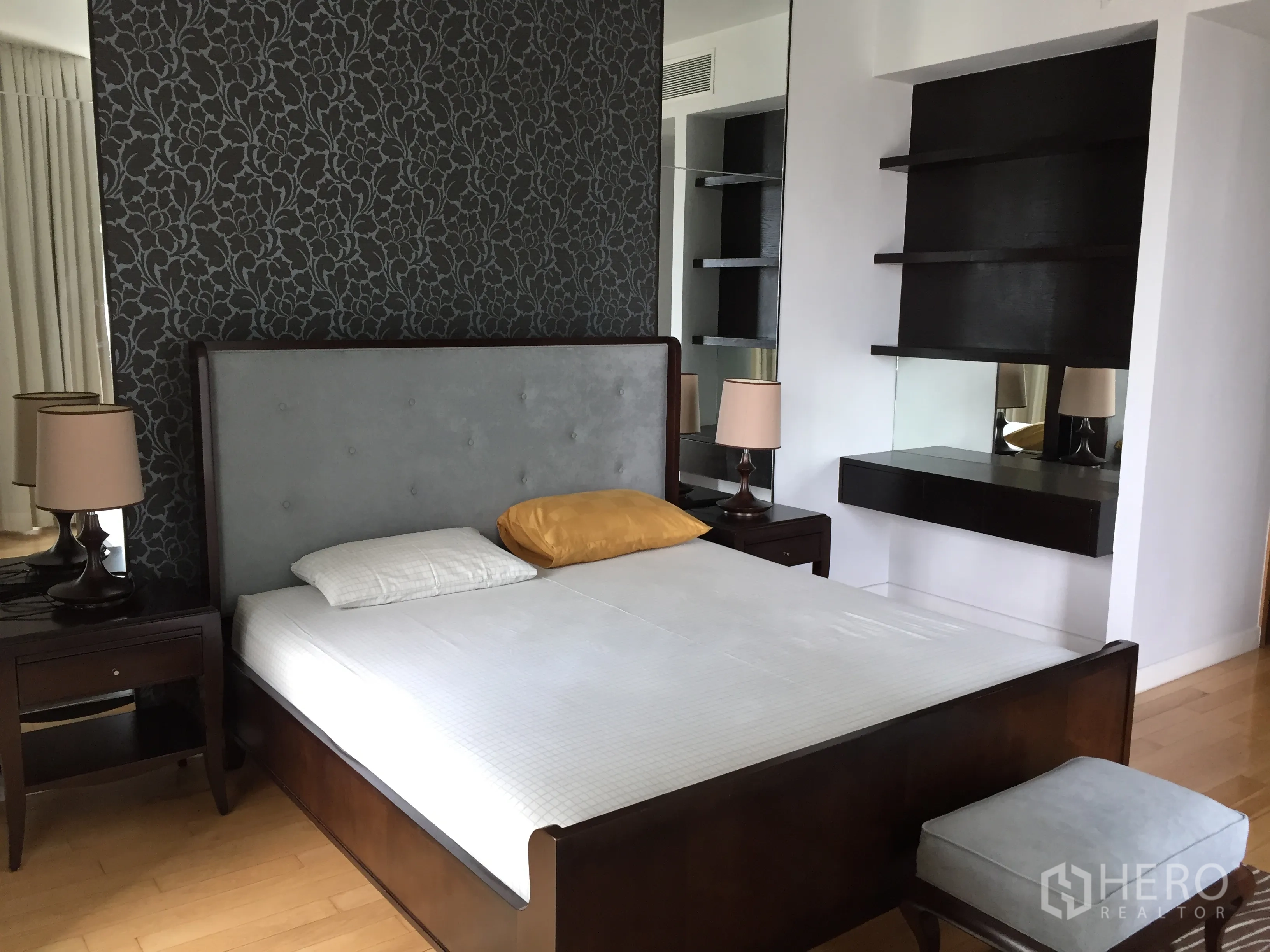 คอนโด ให้เช่าหรือขายในKhlong Toei, Bangkok - ห้องนอนใหญ่ เตียงหัวบุผ้า เฟอร์นิเจอร์ไม้สีเข้ม ผนังลาย และชั้นบิวท์อิน