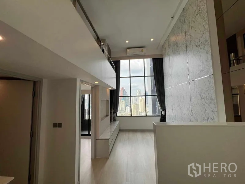 คอนโด ขายในSathon, Bangkok - ห้องรับแขกสไตล์ลอฟต์พร้อมหน้าต่างสูงจรดเพดาน มองเห็นวิวเมือง